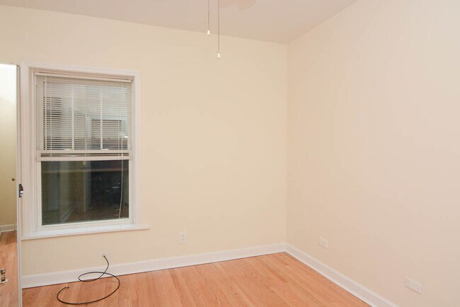 Building Photo - 1622 W Roscoe St