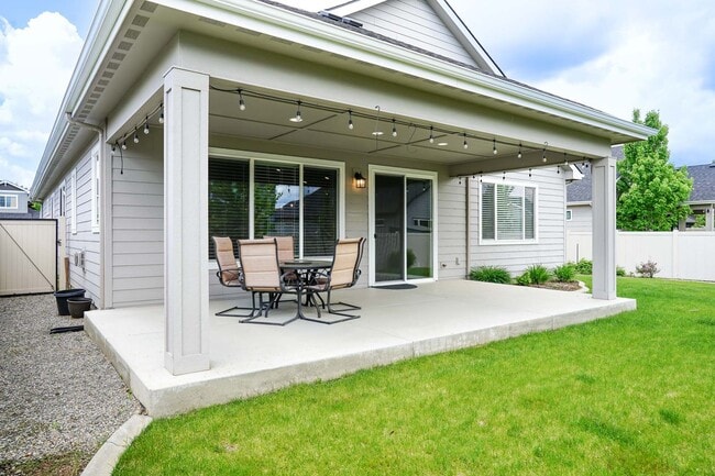Building Photo - Elegant and Pristine Post Falls Home