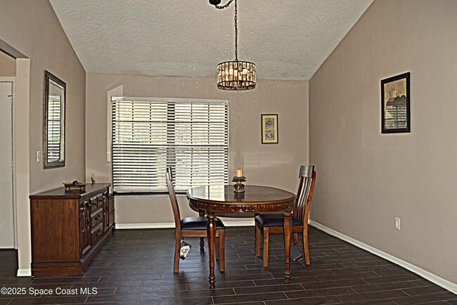 Building Photo - 285 Utopia Cir