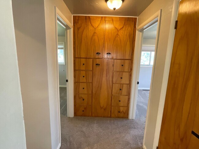 Building Photo - Cozy Mid-Century Modern on a Half Acre!
