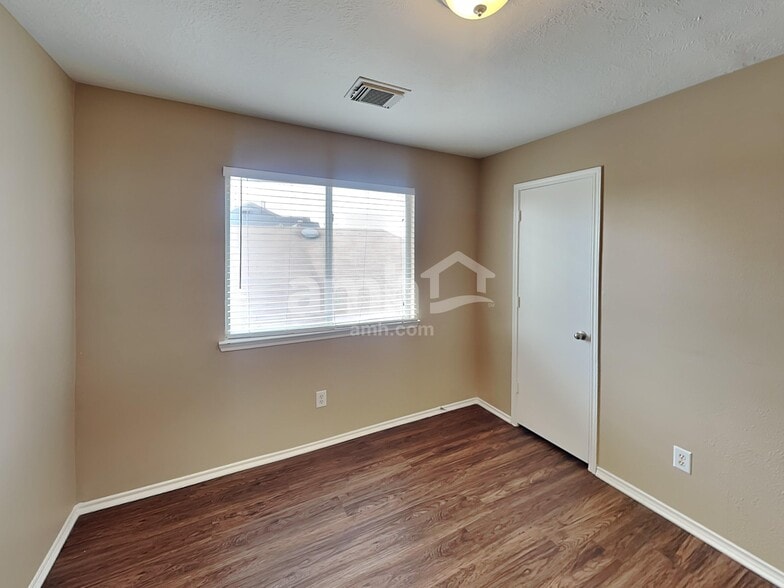 Building Photo - 8918 Farm Ridge Ln