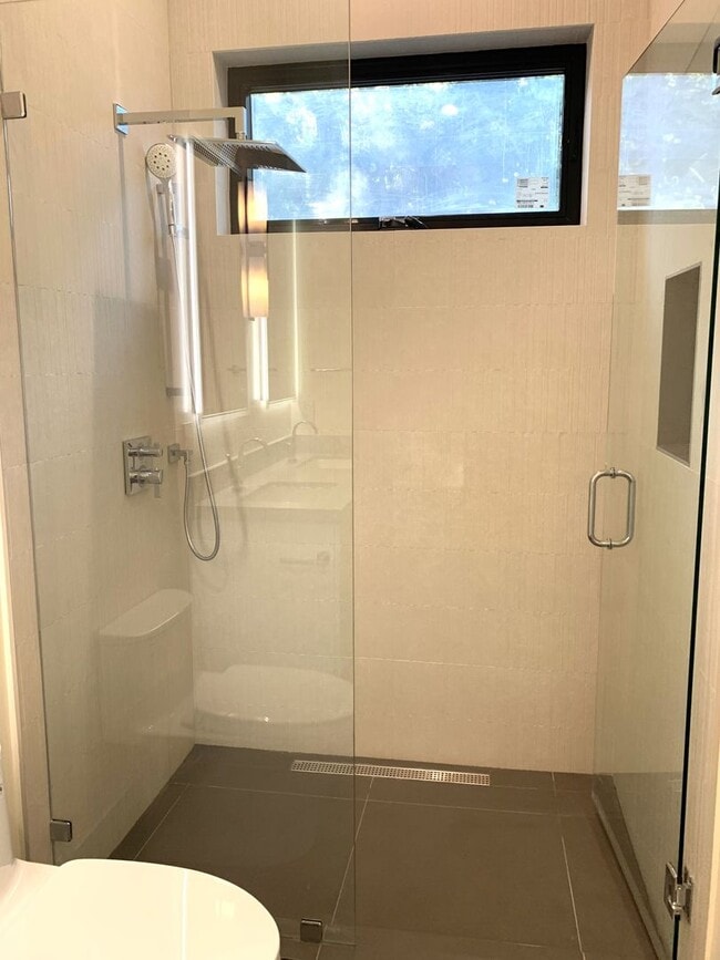 Building Photo - Bright, Modern & Beautiful – 3BR Home in M...