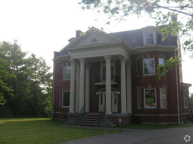 Building Photo - 1040 Lake Ave