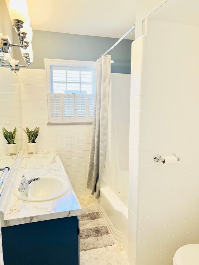 Building Photo - East Side 2 Bedroom, 1  Bath Beauty with Fenced Backyard & Hardwood Floors