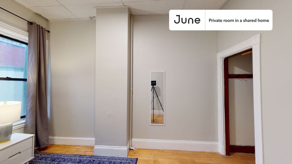 Building Photo - Private bedroom in 5 bed/2 bath Home