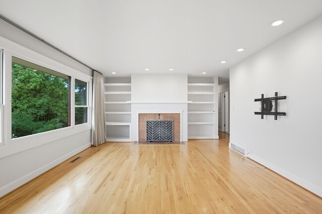 Building Photo - SW Portland!! Stunning 4-Bedroom Home with...