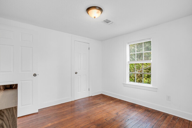 Building Photo - 906 E 39th St