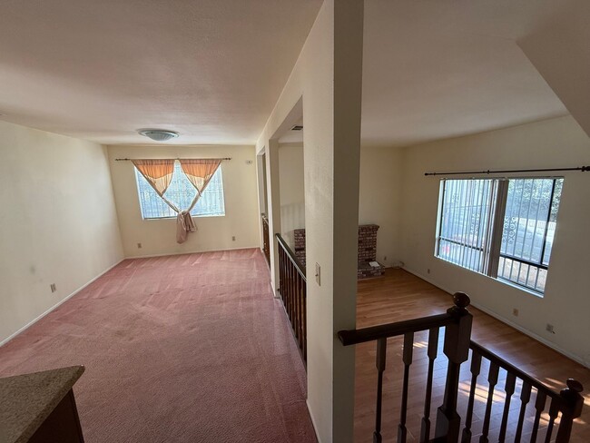 Building Photo - Prime Location End-Unit 3BR 2.5BA Townhome for Rent