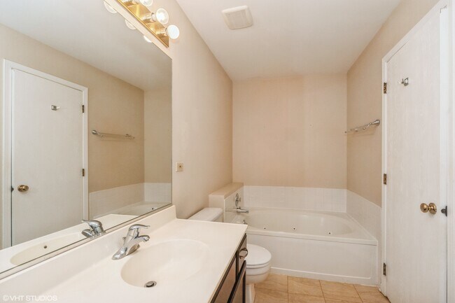 Building Photo - 1252 S Parkside Dr