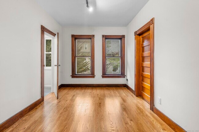 Building Photo - 32 Oak Ave