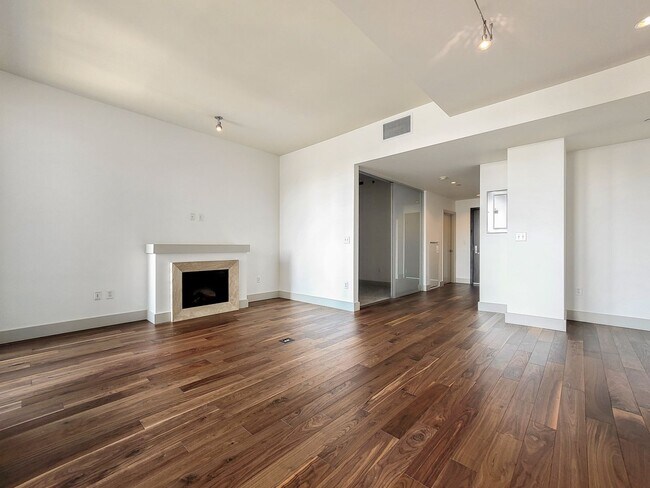Building Photo - 25th West facing luxury unit located top of Hyatt Hotel!