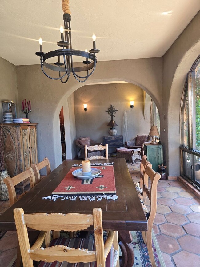 Building Photo - Furnished, 6-12 month rental
