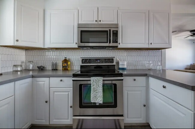 Kitchen - 9305 Emnora Ln