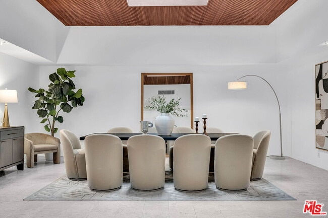 Primary Photo - 802 N Crescent Dr