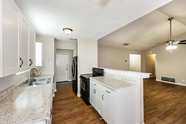 Building Photo - 1108 N Knowles Dr