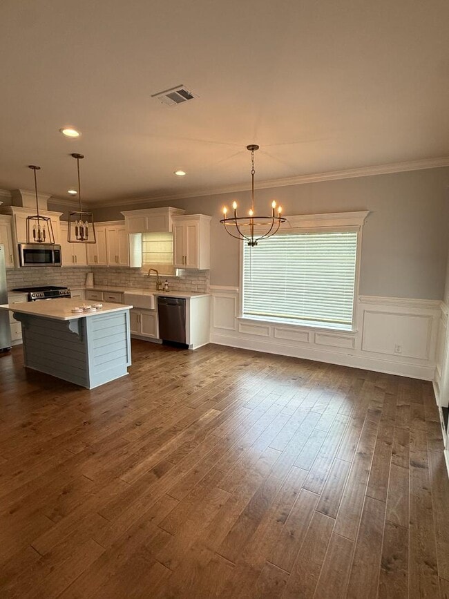 Building Photo - 345 Somers Ln