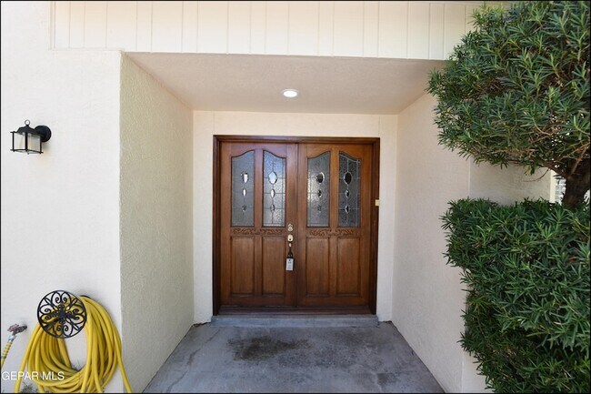 Building Photo - 1004 Los Jardines Cir