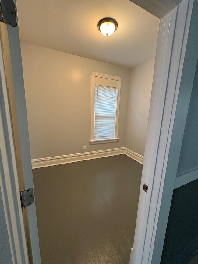 Building Photo - 1034 W 61st St