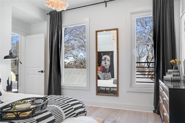 Building Photo - 724 Charles Allen Dr NE