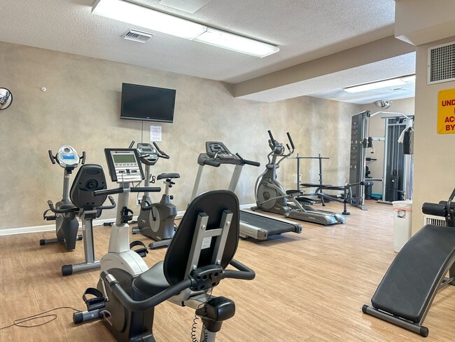 Building Photo - Move-in Incentive! End-Unit Condo in South...