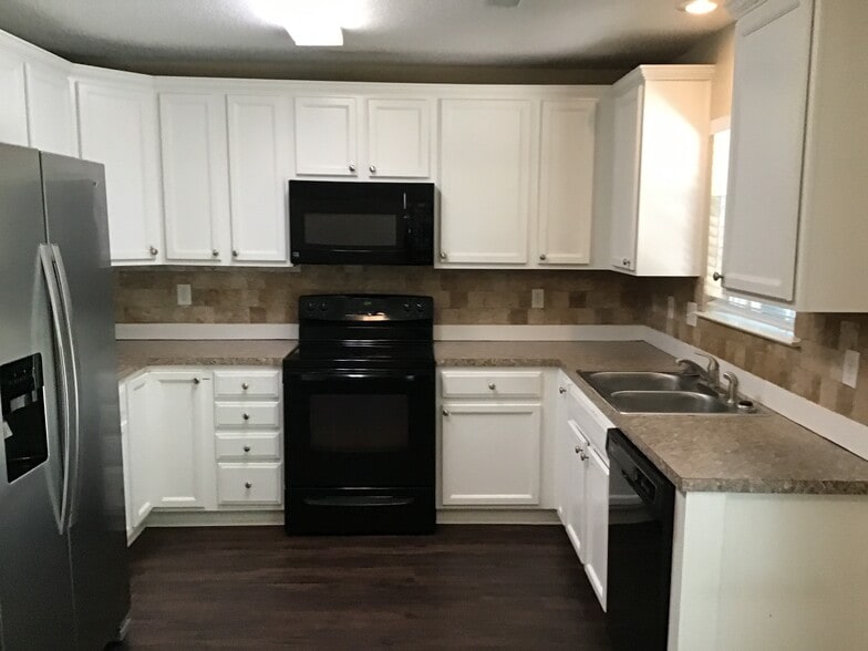 Building Photo - 634 Coopers Ln N