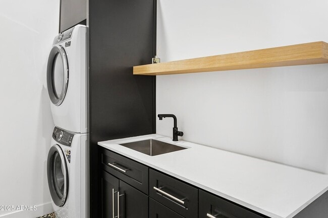 Building Photo - 4002 N 33rd Pl