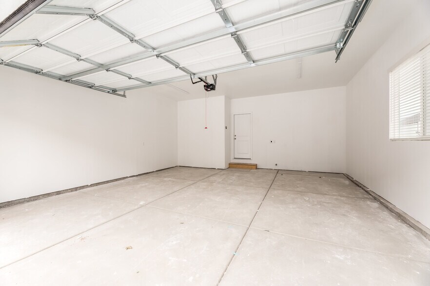 Building Photo - 13694 S Devers Dr