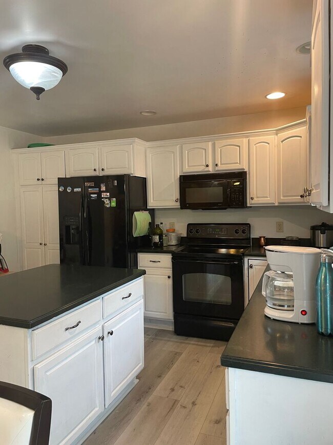 Building Photo - 3 Bedroom Townhome in Mechanicsburg