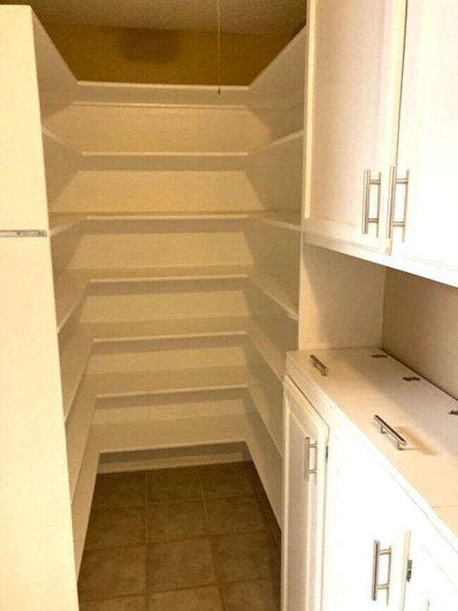 Building Photo - Spacious open concept ranch - pets allowed