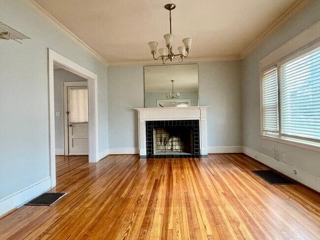 Building Photo - Welcome to this charming 4-bedroom, 2-bathroom home located in the vibrant city of Charlotte, NC