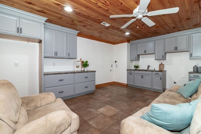 Building Photo - Beautiful 3 bedroom, in-law plan, Family Home in Martinez!  Walk to school!