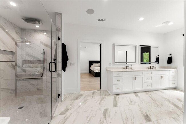 Building Photo - 151 S Pointe Dr