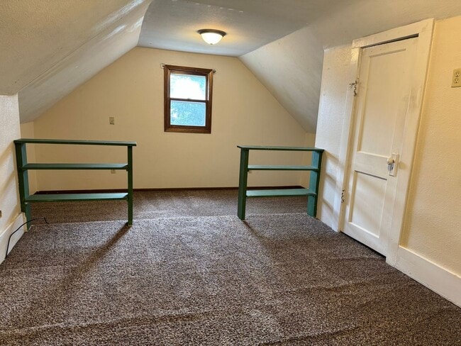 Building Photo - 5 Bedroom 3 bath - North Fargo