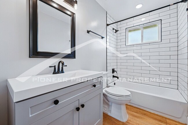 Building Photo - Spacious Duplex with Washer/Dryer and Cent...