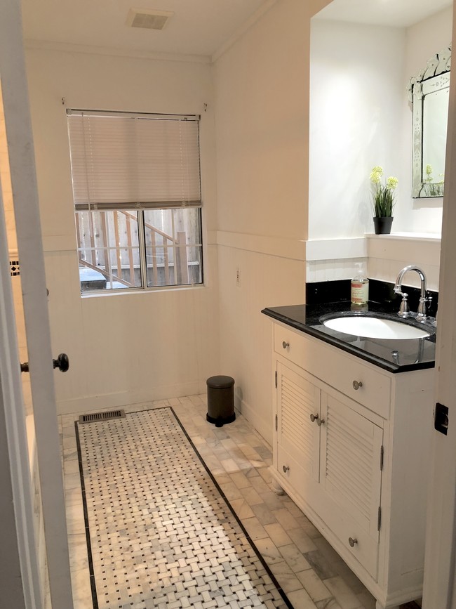 bathroom - 2078 Mound St