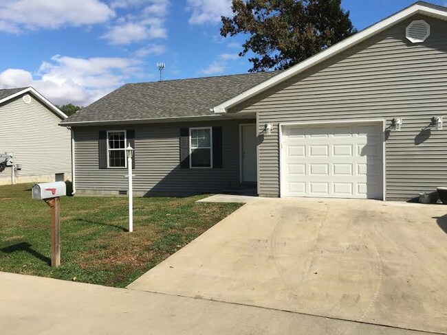 Building Photo - 42 Fox Hollow Dr