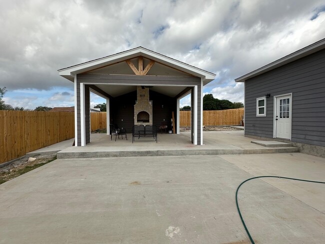 Building Photo - 157 S Nancy St