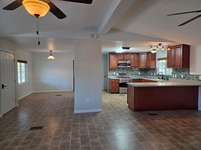 Building Photo - STUNNING PROPERTY-3 bedroom/2 bath Manufacture home in Central Bullhead City