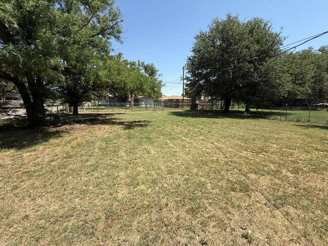 Building Photo - Handyman Special $0 First Month's Rent / “You fix, you SAVE BIG!!” Contact Diane for details: 806...