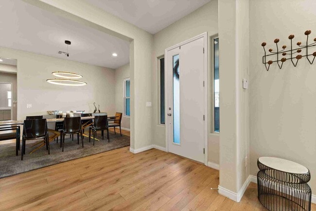 Building Photo - Stunning 5-Bedroom, 4.5-Bath Home in the S...