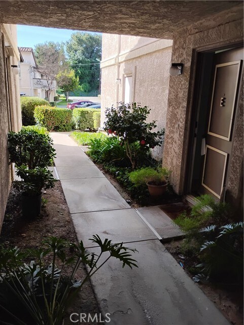 Building Photo - 428 Golden Springs Dr