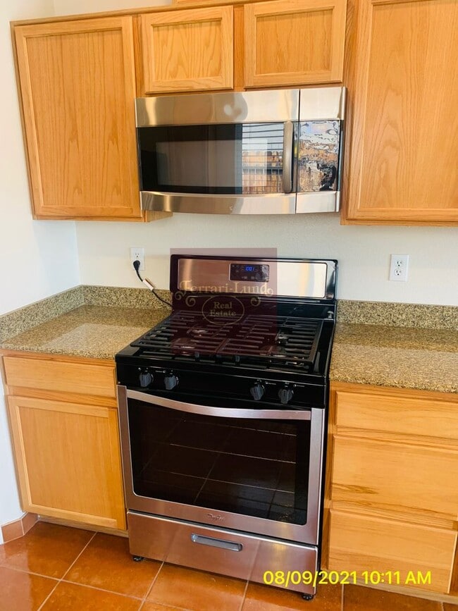 Building Photo - Charming 3 Bedroom, 2 Bathroom Single-Stor...