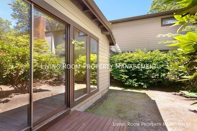 Building Photo - Mid-Centruy Single Level Townhouse - New U...