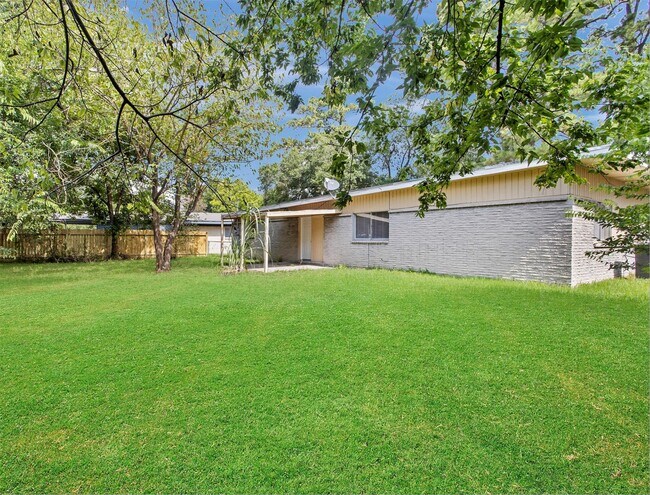 Building Photo - 13306 Oak Leaf Ln