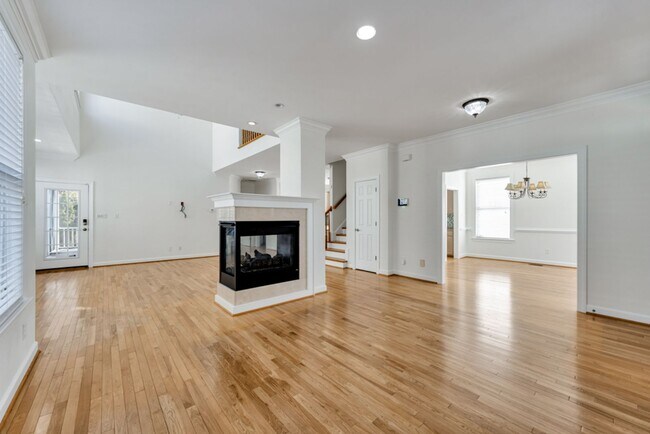 Building Photo - Beautiful Coastal Home for Rent – Ocean View / 17th Bay, Norfolk