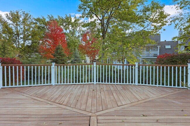 Building Photo - 1356 Larchmont Dr