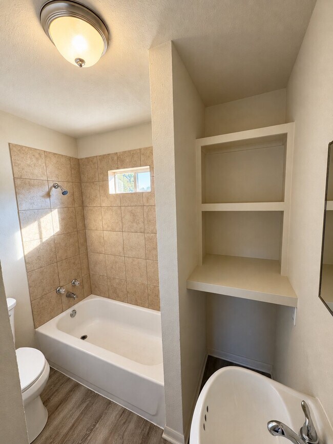 Building Photo - 300 Delmar Ct