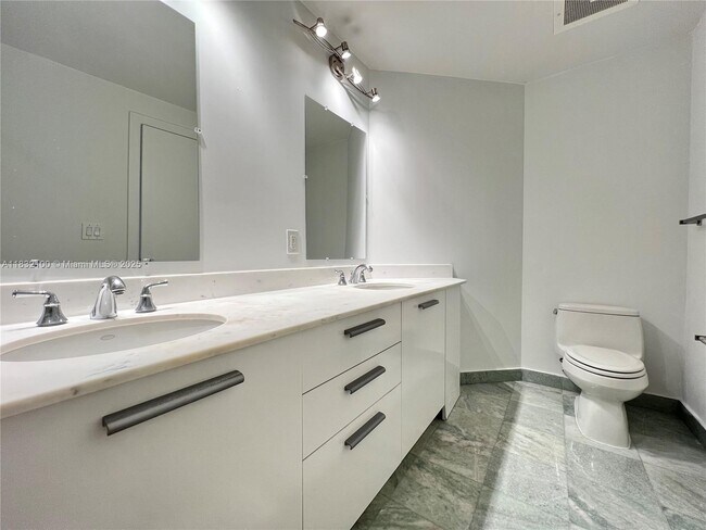 Building Photo - 1050 Brickell Ave