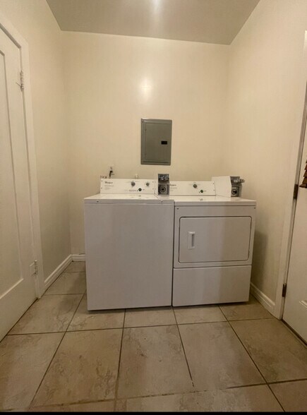 Laundry facility - 2021 Browning Blvd