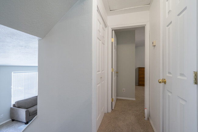 Building Photo - Great 3 bedroom and 2.5 bath home - 6 or 1...